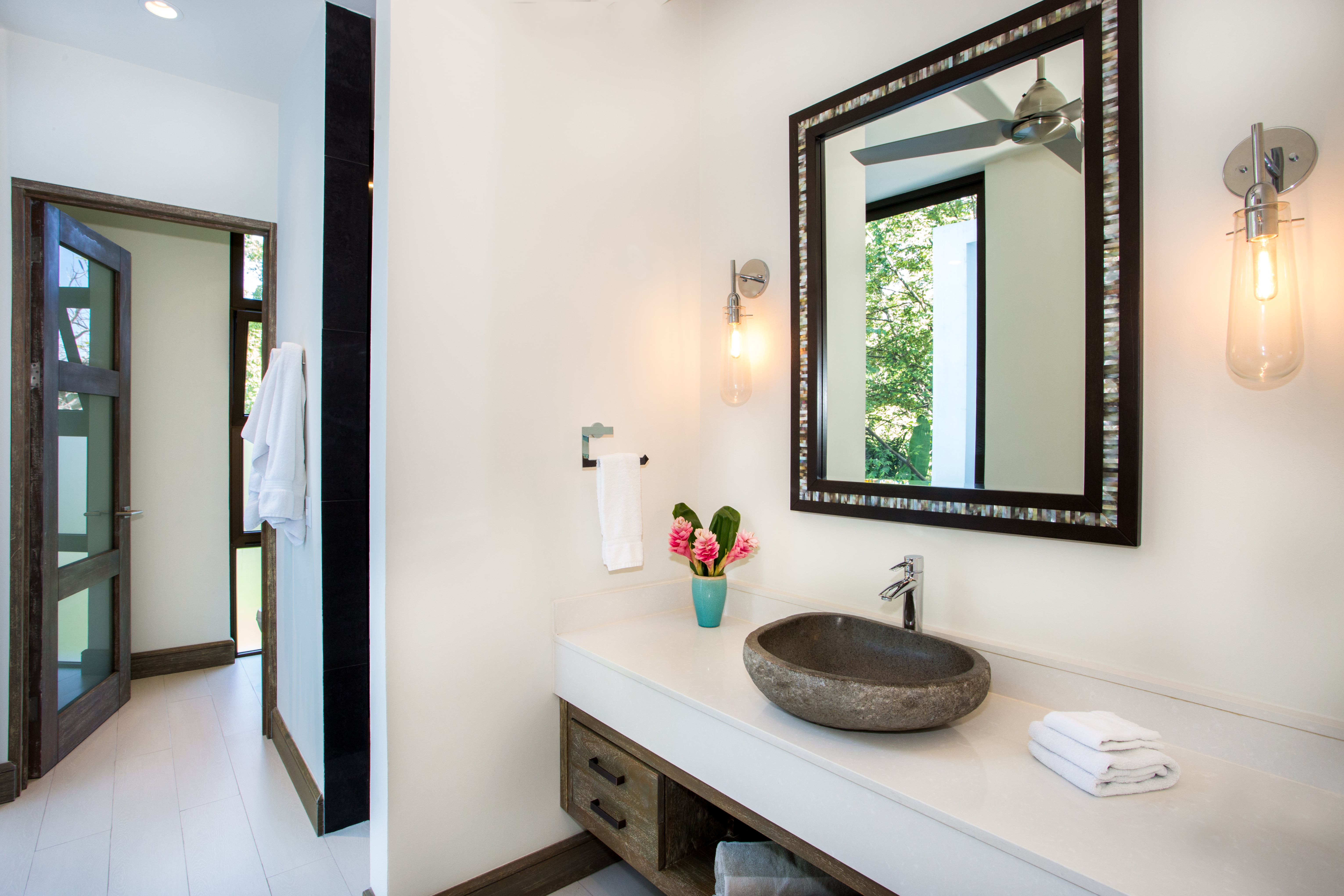 Guest suite - first floor - bath