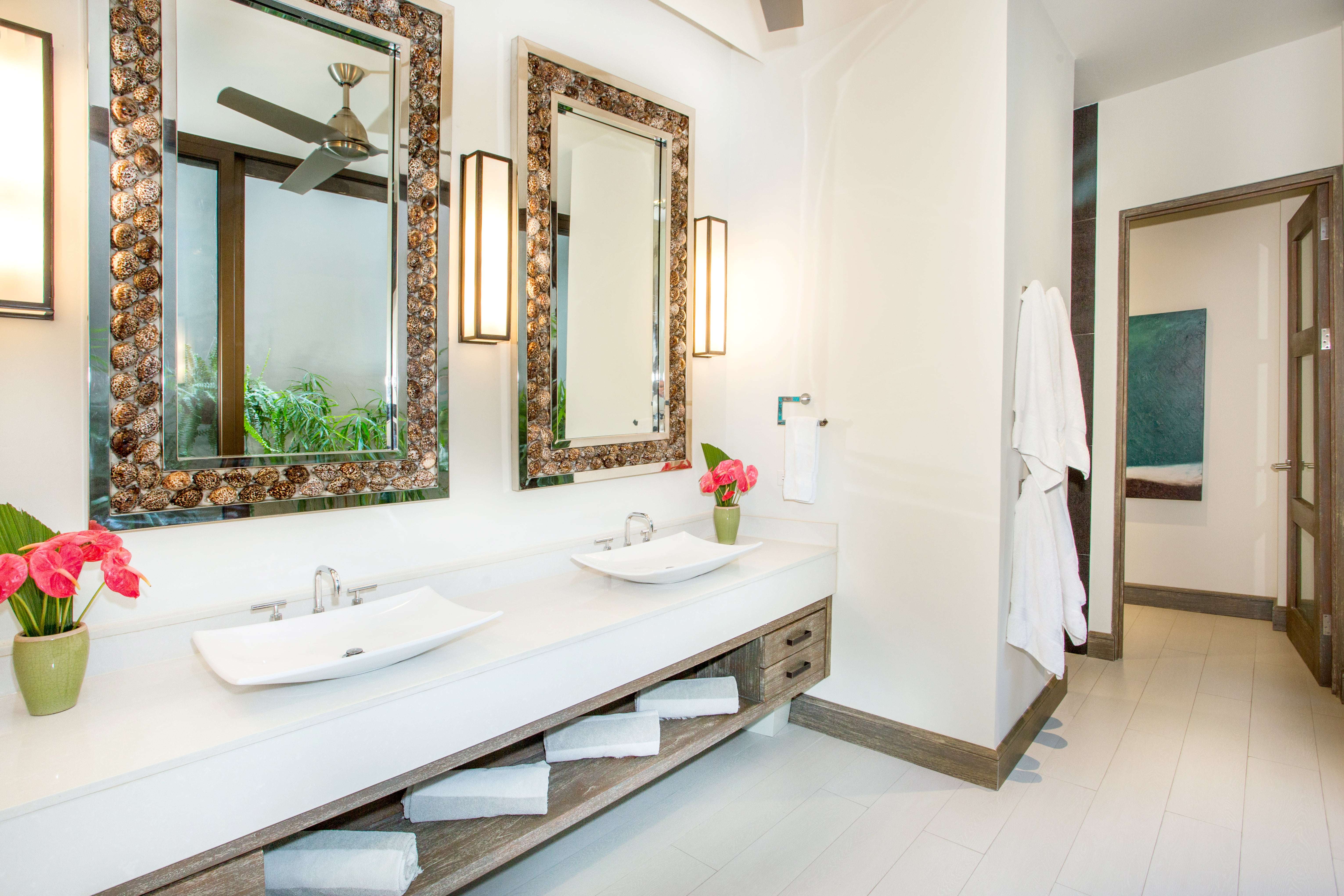 Guest suite - first floor - bath