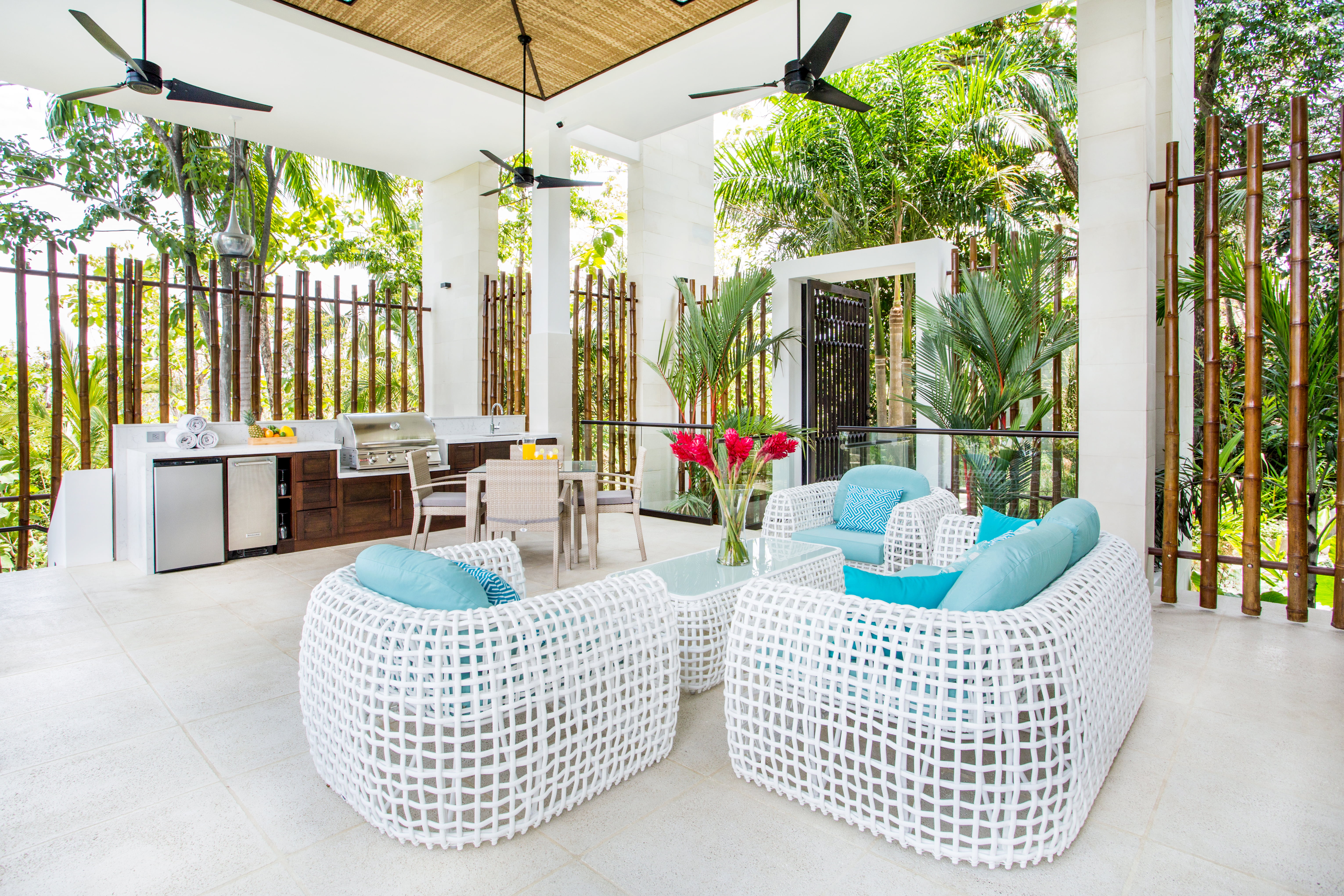 Enjoy the outdoor barbecue and bar